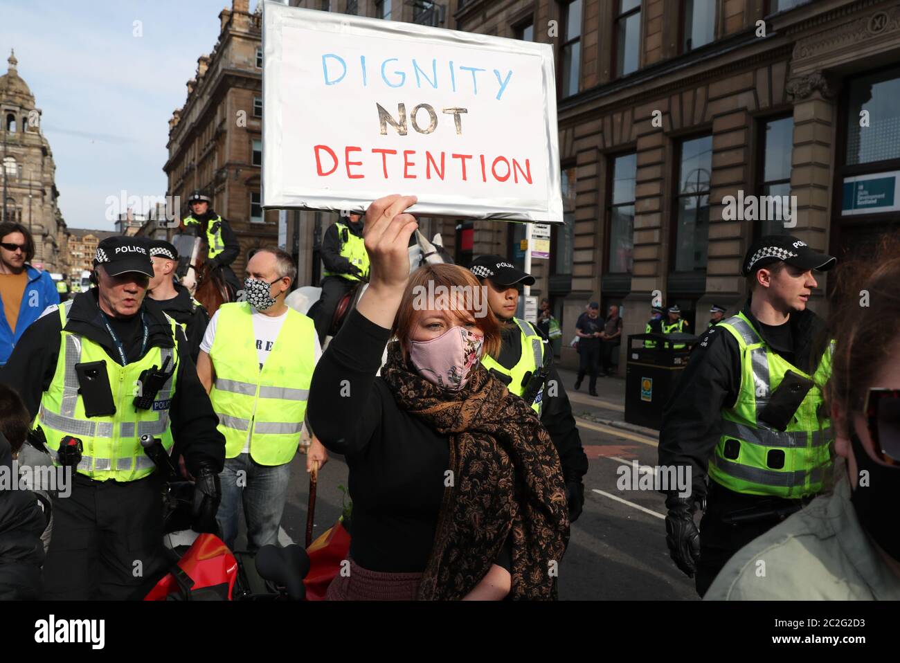 Demonstranten auf dem George Square in Glasgow während einer No Räumungen protestieren Glasgow gegen die Lebensbedingungen von Flüchtlingen. Stockfoto