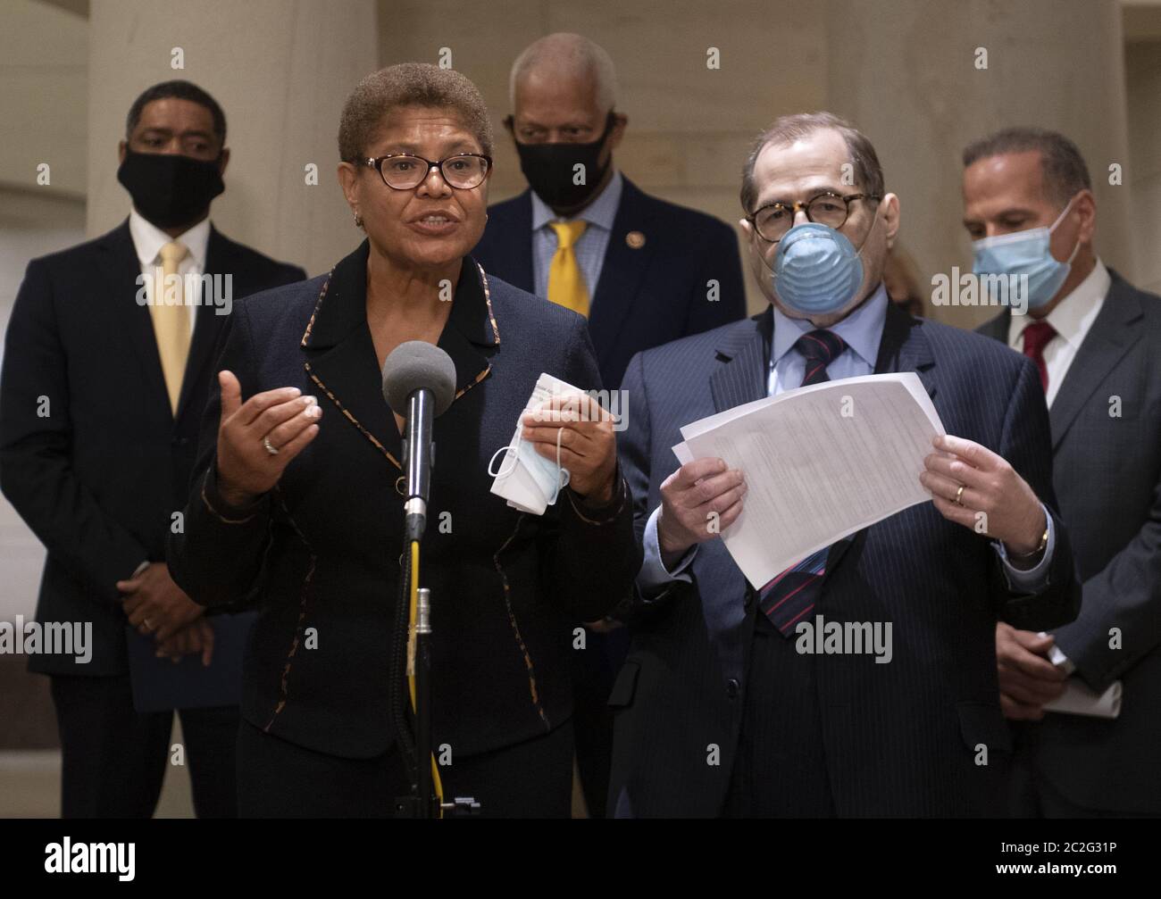 Washington, Usa. Juni 2020. Rep. Karen Bass (D-CA) spricht neben dem Vorsitzenden des Justizausschusses des Repräsentantenhauses Jerry Nadler (D-NY) und den Demokraten, während sie während einer Pause im Ausschuss-Markup von H.R. 7120, dem "George Floyd Justice in Policing Act von 2020", am 17. Juni auf dem Capitol Hill in Washington, DC, die Medien anspricht. 2020. Das Gesetz reformiert die Polizeiarbeit in den Vereinigten Staaten, einschließlich Bestimmungen zur Beendigung von Polizeifehlverhalten und der Anwendung übermäßiger Gewalt. Foto von Kevin Dietsch/UPI Kredit: UPI/Alamy Live News Stockfoto