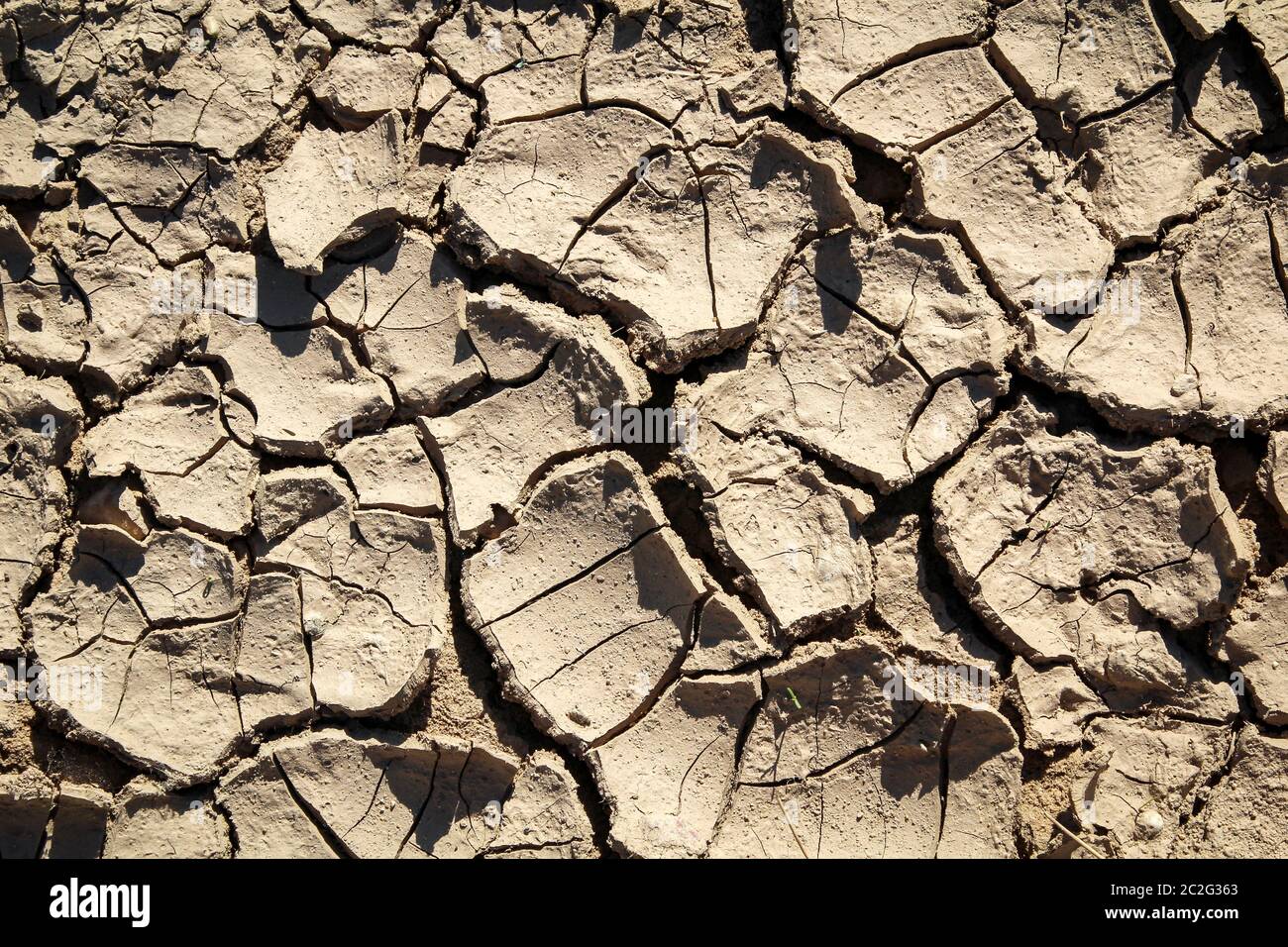 Trockene Erde aufgrund von Wassermangel, ausgelöst durch den Beginn des Klimawandels Stockfoto Trockene Erde aufgrund von Wassermangel, ausgelöst durch den Beginn des Klimawandels Stockfoto