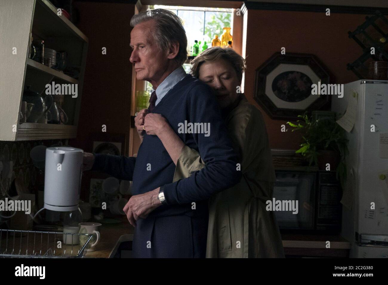 Hope Gap ist ein britischer Dramatik-Film von 2019, geschrieben und gedreht von William Nicholson. Sie spielt Annette Bening, Bill Nighy, Josh O'Connor, Aiysha Hart, Ryan McKen, Steven Pacey und Nicholas Burns. Dieses Foto ist nur für redaktionelle Zwecke bestimmt und unterliegt dem Urheberrecht der Filmgesellschaft und/oder des Fotografen, der vom Film oder der Produktionsfirma beauftragt wurde. Es kann nur durch Publikationen im Zusammenhang mit der Bewerbung des oben genannten Films reproduziert werden. Eine obligatorische Gutschrift an die Filmfirma ist erforderlich. Der Fotograf sollte auch bei Bekanntwerden des Fotos gutgeschrieben werden. Stockfoto