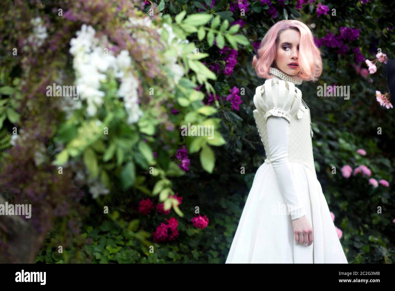Paradise Hills ist ein spanischer Science-Fiction-Fantasy-Thriller von 2019, der von Alice Waddington in ihrem Regiedebüt gedreht wurde. Emma Roberts wird als Uma, eine junge Frau, die nach Paradise geschickt wurde, einem mysteriösen Zentrum für Verhaltensänderungen für Frauen, die ihre Familien missfallen haben, neben Danielle Macdonald, Awkwafina, Jeremy Irvine, Arnaud Valois, Eiza González, Und Milla Jovovich. Dieses Foto ist nur für redaktionelle Zwecke bestimmt und ist das Urheberrecht der Filmgesellschaft und/oder des Fotografen, der von der Film- oder Produktionsfirma beauftragt wurde und darf nur durch Publikationen in Verbindung mit reproduziert werden Stockfoto