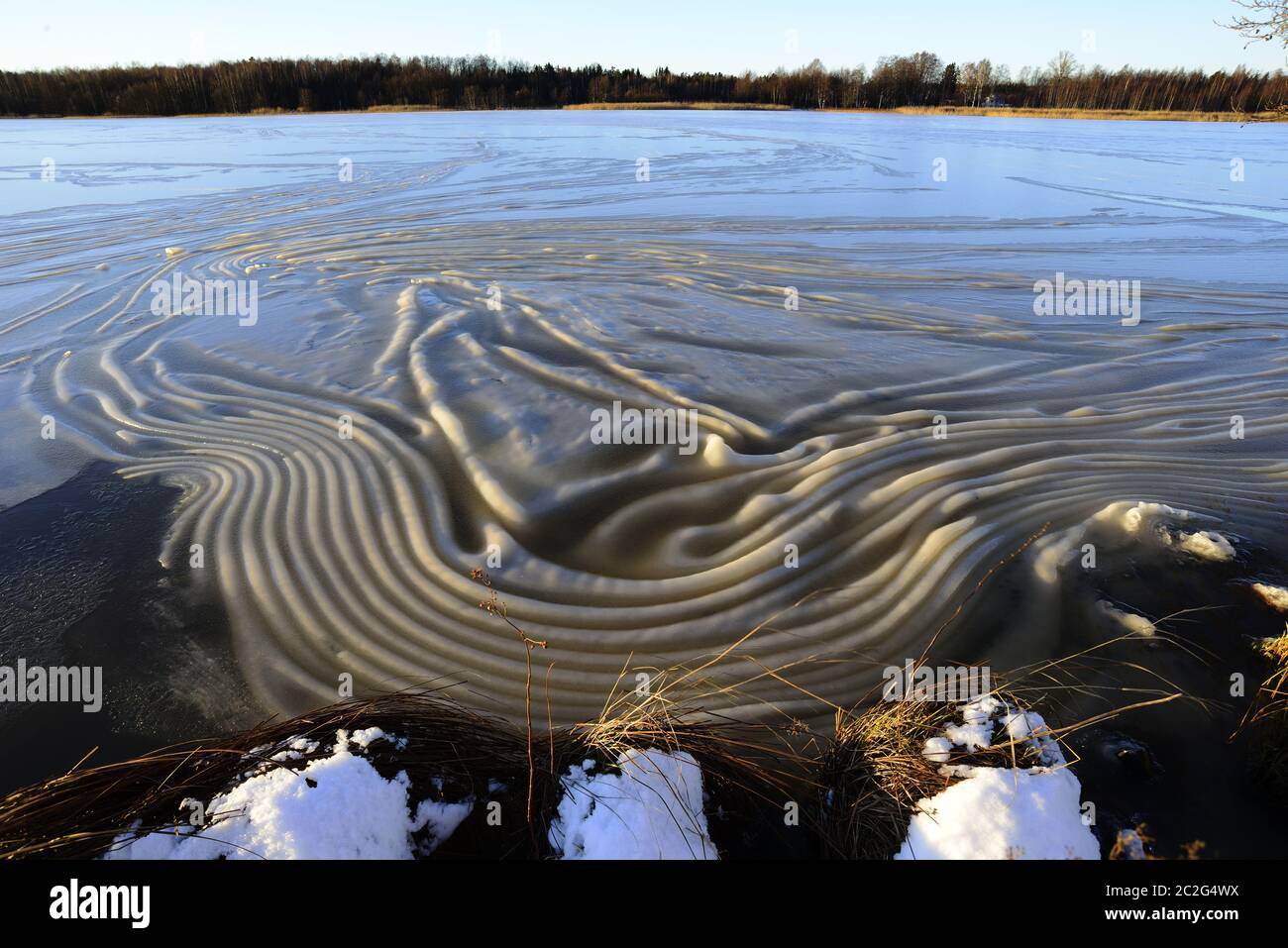 Faltige Eis auf der Oberfläche des Sees in Finnland, ein interessantes Phänomen aus der Natur Stockfoto