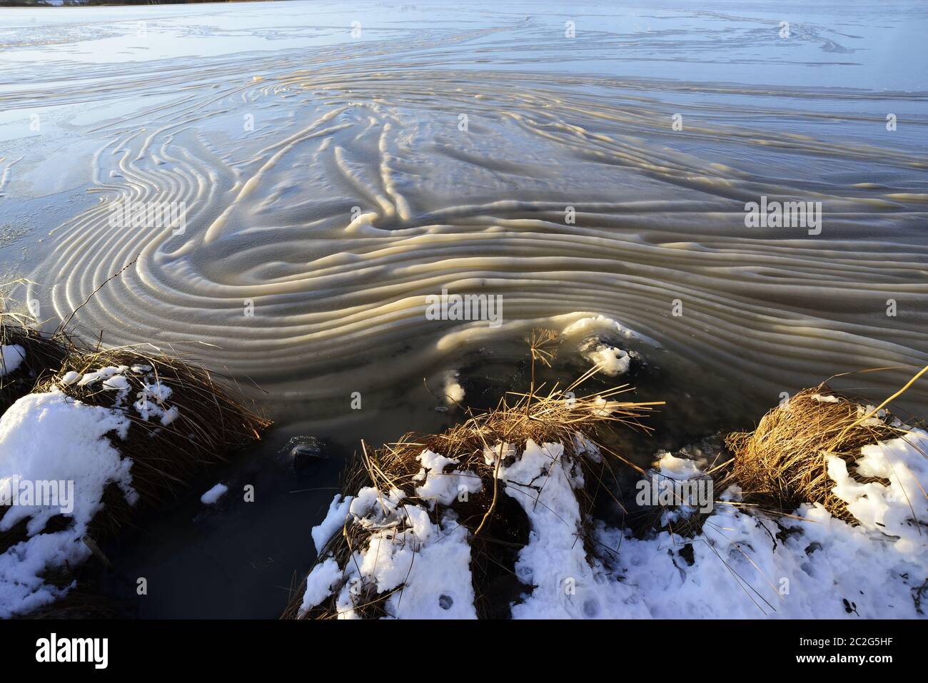 Faltige Eis auf der Oberfläche des Sees in Finnland, ein interessantes Phänomen aus der Natur Stockfoto