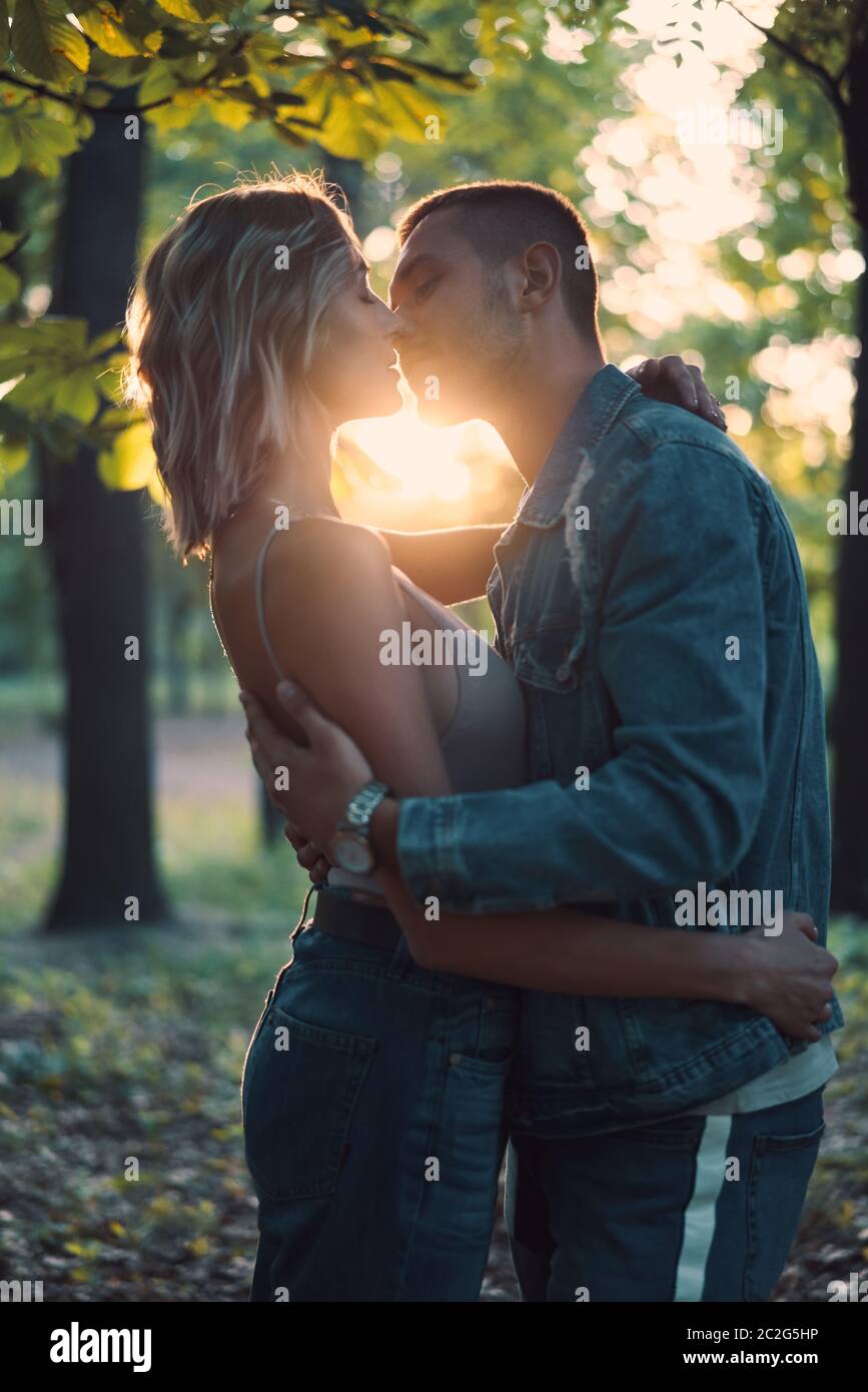 Junge liebevolle Paar küssen und genießen die Gesellschaft von einander im Freien Stockfoto