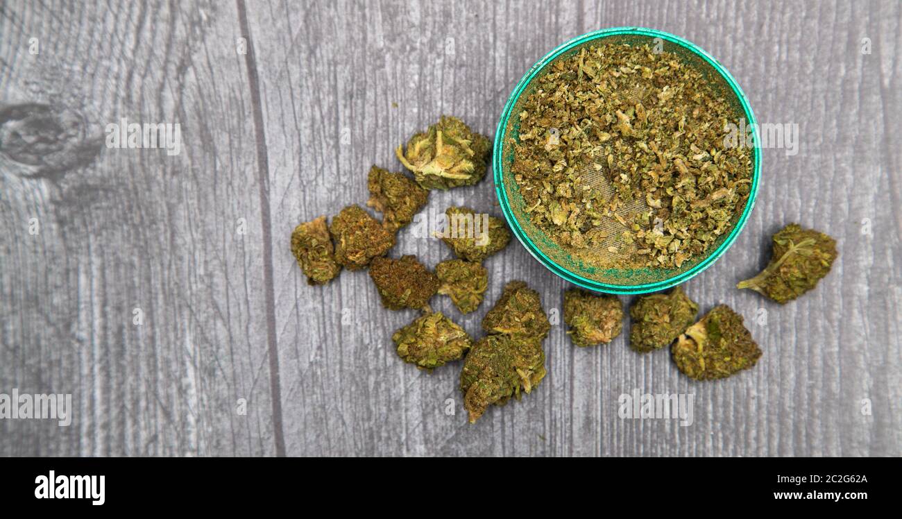 Leuchtend grünes medizinisches Marihuana wurde gemahlen und bereit zum Rauchen zu Rollen. Stockfoto