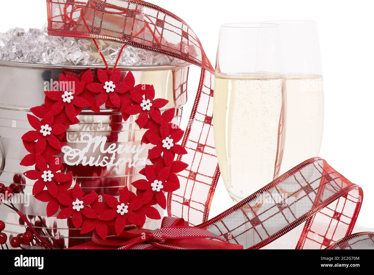 Stillleben mit Champagner-Flasche in einem Eimer mit Eis, zwei volle Sektflöten, Geschenkbox und Weihnachtsschmuck stehen. Weihnachten und Neujahr BA Stockfoto