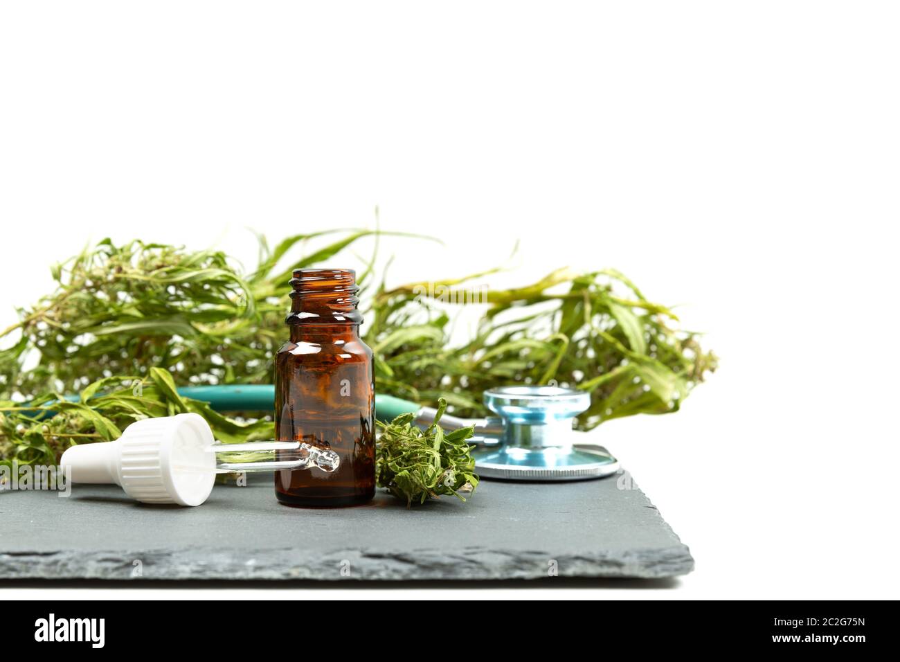 Medizinisches Marihuana Cannabis cbd Öl- und Stethoskop. Alternative Medizin für Schmerzlinderung Stockfoto