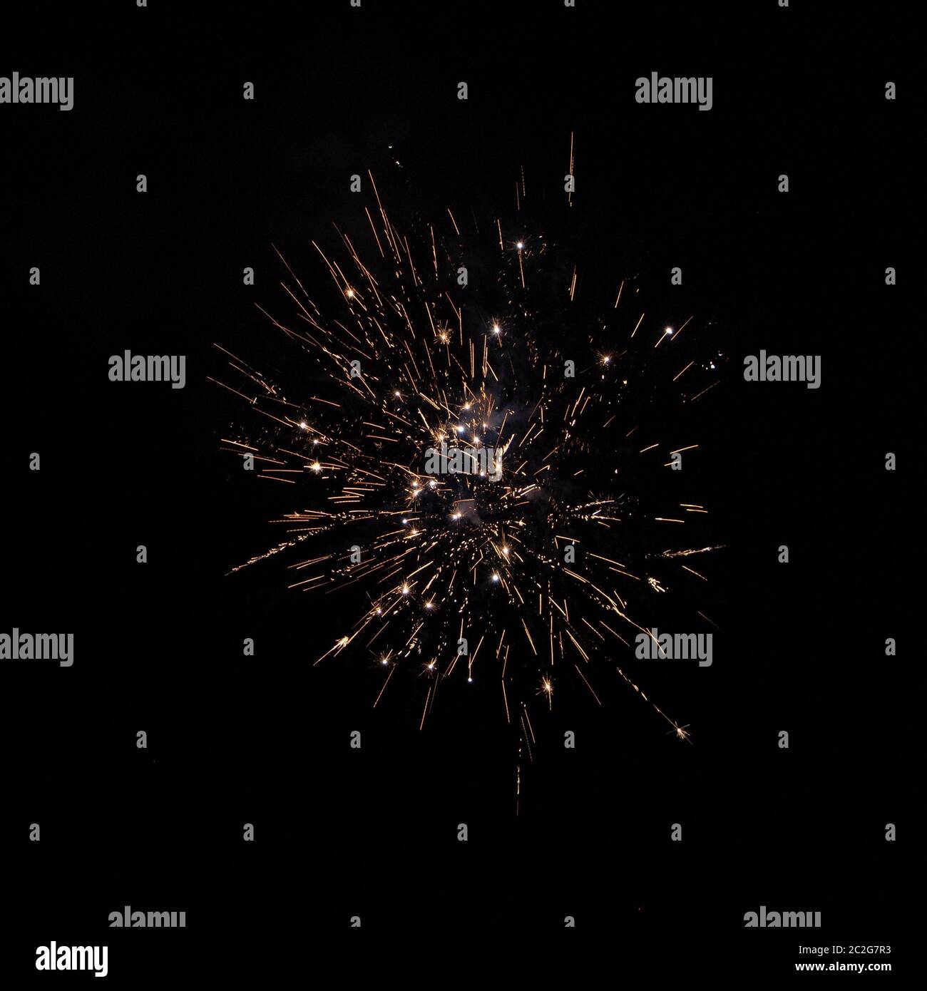 Gelb orange Feuerwerk gegen Nachthimmel Nahaufnahme Stockfoto