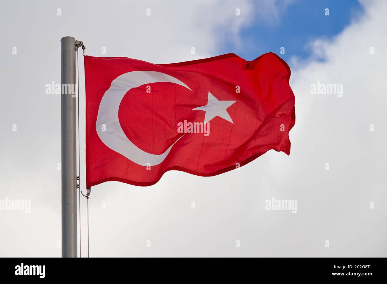 Die Türkei-Flagge schwenkt vor blauem Himmel Stockfoto