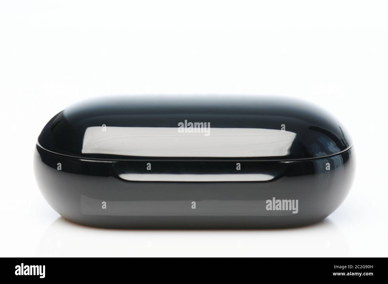 Schwarze geschlossene Ladetasche für Kopfhörer isoliert auf weißem Hintergrund Stockfoto