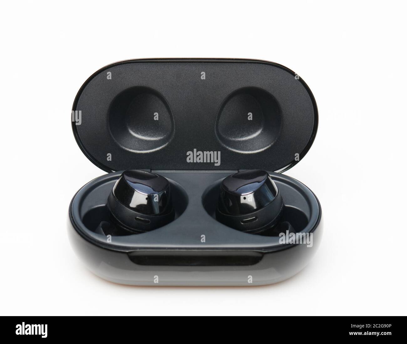 Kabellose Ohrhörer mit Touch-Tasten in schwarzem Gehäuse isoliert Stockfoto