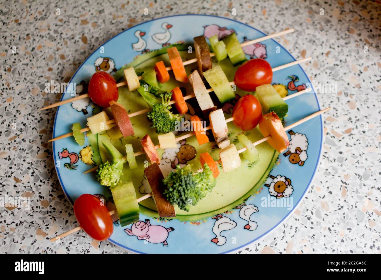 Machen Sie Gemüse und Obst für Kinder mit Gemüsespiessen schmackhaft. Stockfoto