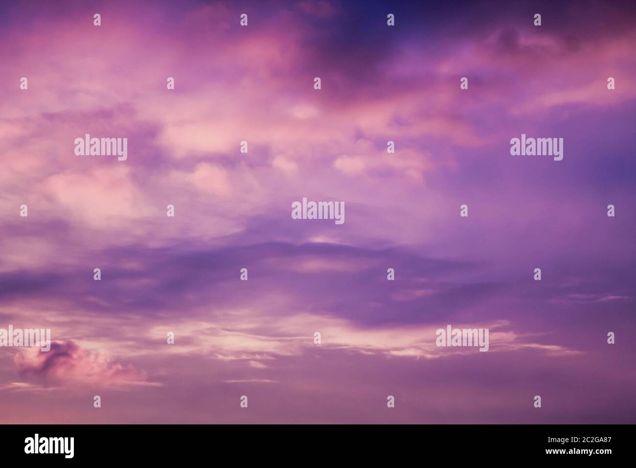Unglaublich schöne Wolkenformationen und Farben am Himmel, Sonnenuntergang. Stockfoto