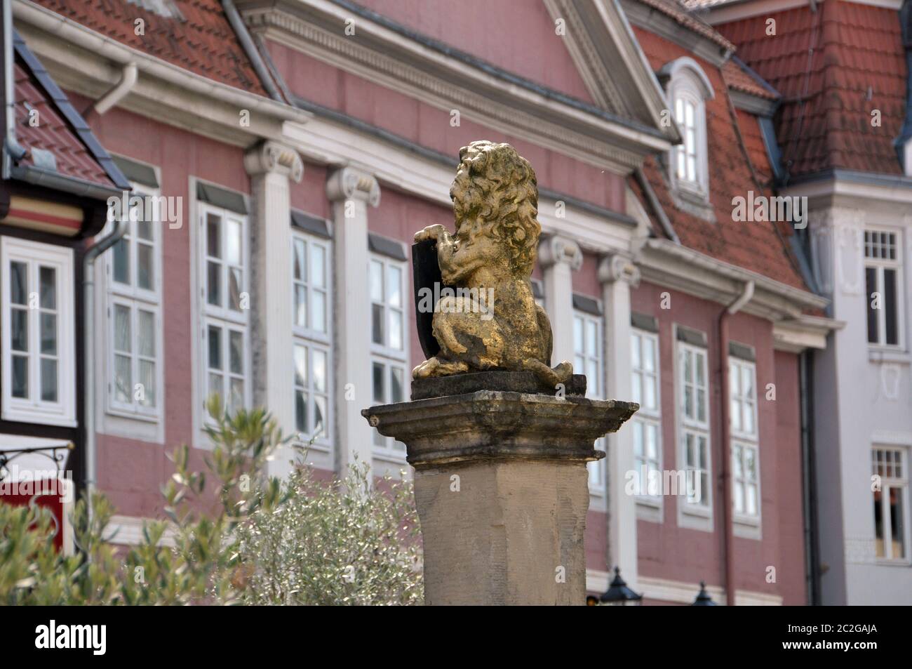 Altstadt von Celle mit Löwenfigur Stockfoto