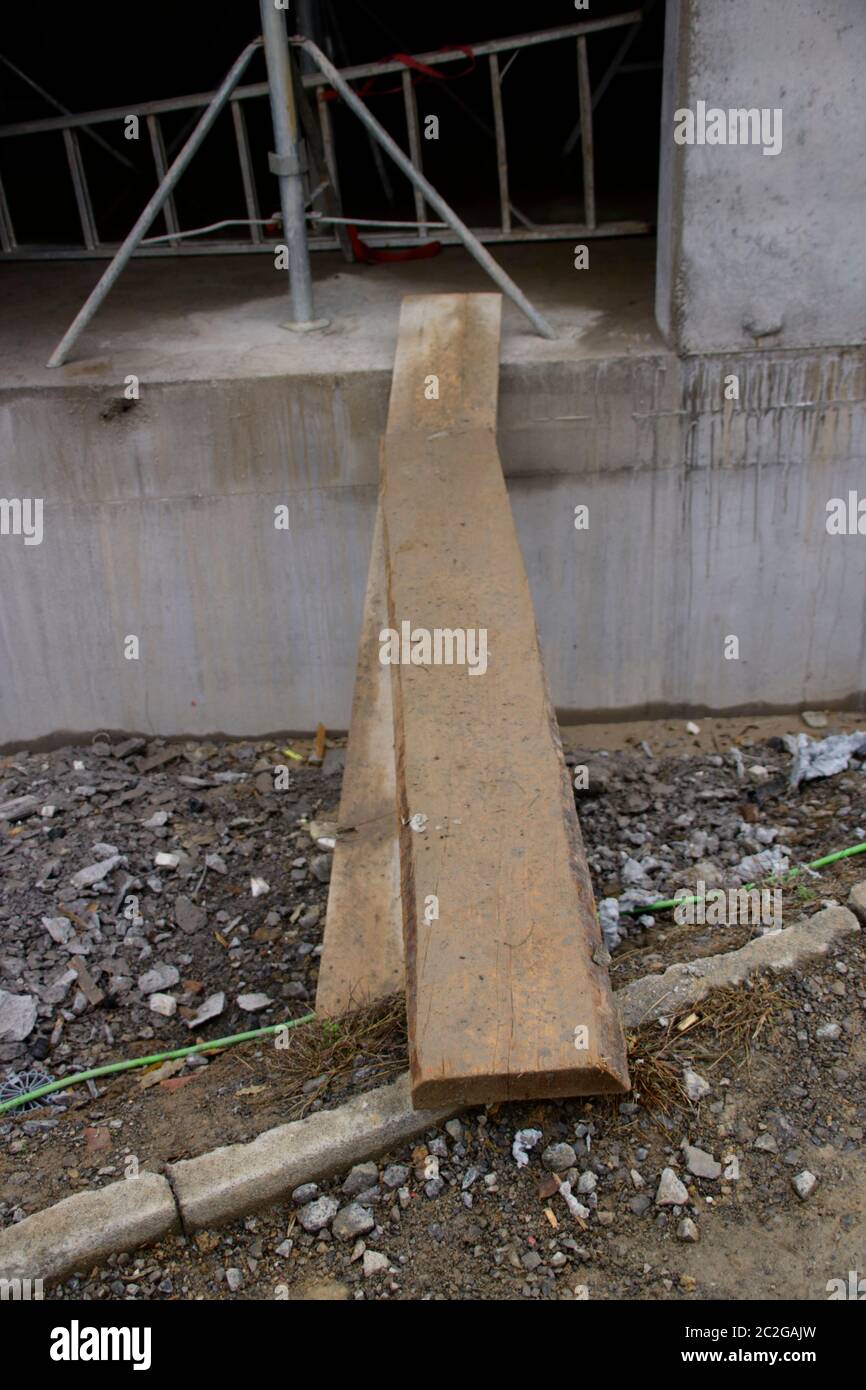 Schutz der Hände auf einer Kreissäge wurde durch ein Stück Holz blockiert Stockfoto