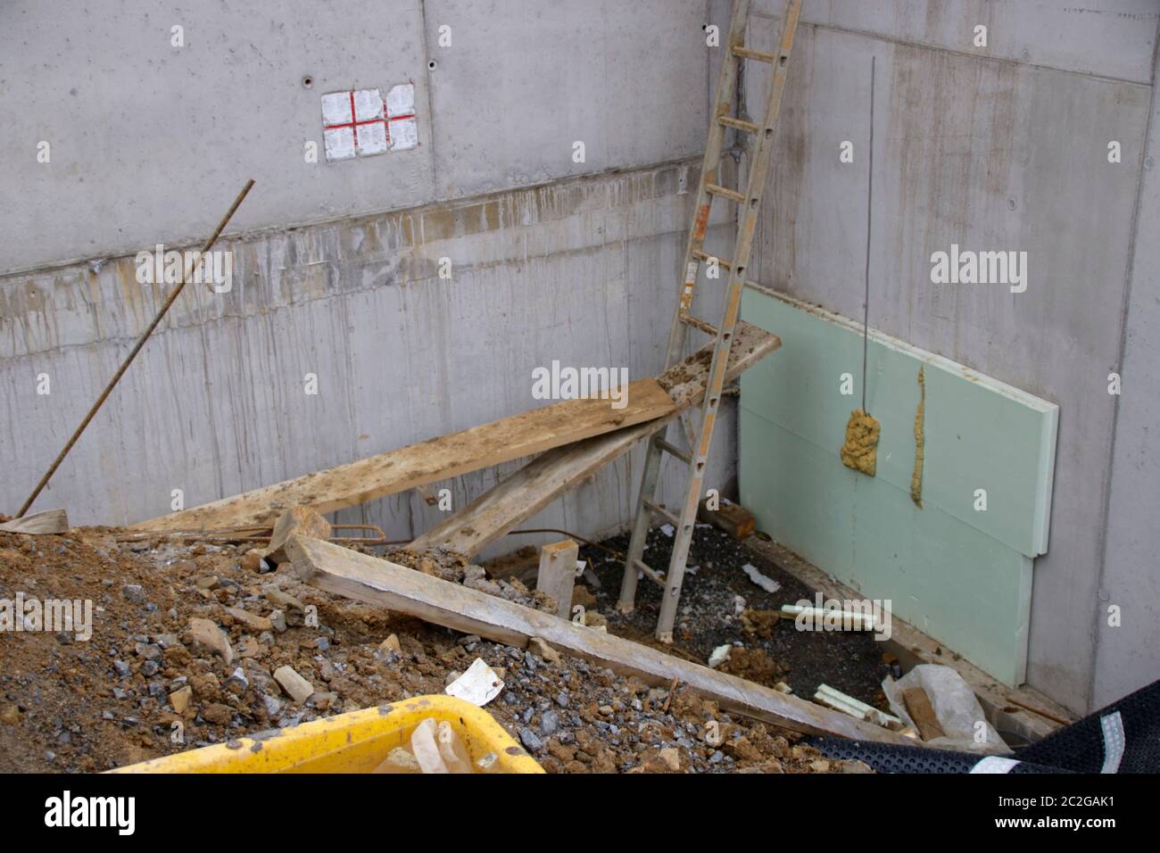 Schutz der Hände auf einer Kreissäge wurde durch ein Stück Holz blockiert Stockfoto