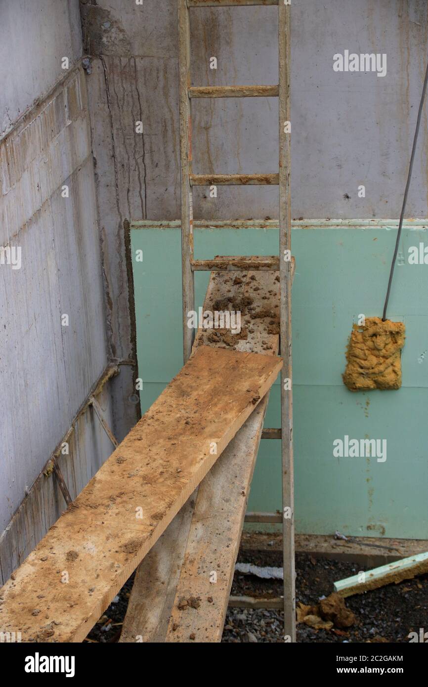 Schutz der Hände auf einer Kreissäge wurde durch ein Stück Holz blockiert Stockfoto