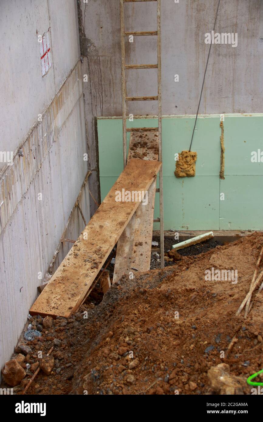 Schutz der Hände auf einer Kreissäge wurde durch ein Stück Holz blockiert Stockfoto