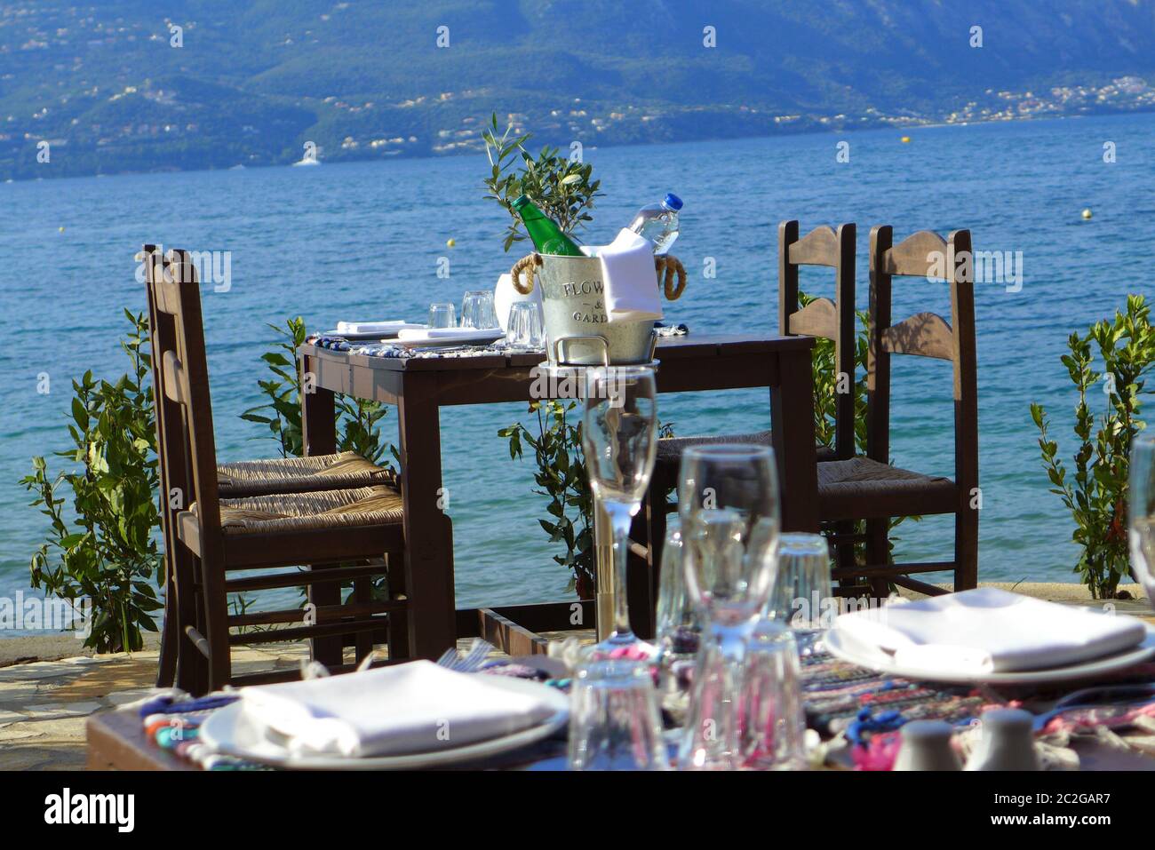 Tisch für zwei Personen am Meer im Grecotel daphnila Bay, Dassia, Korfu, atemberaubende Aussicht und Landschaft und tolles Essen Stockfoto
