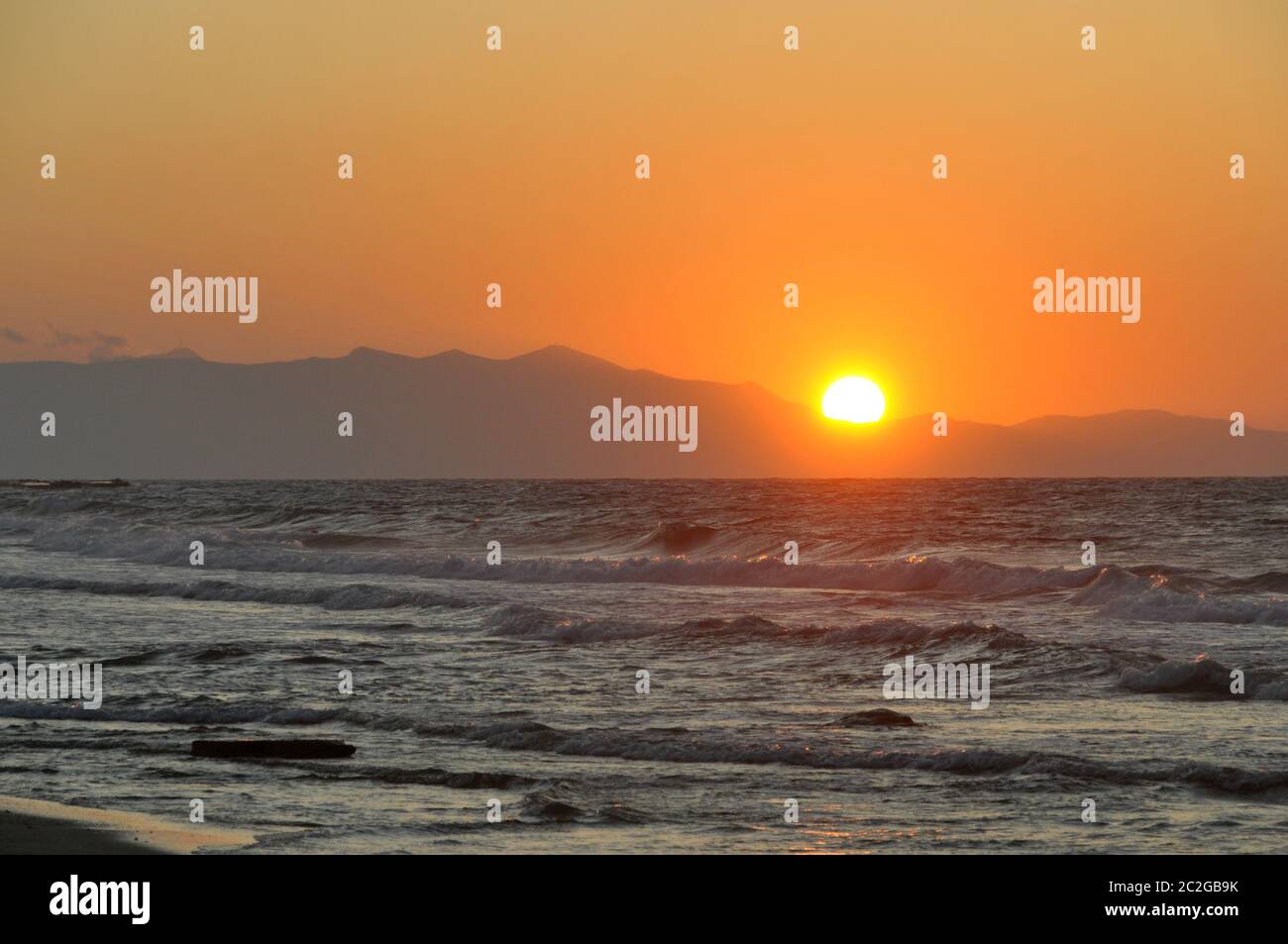 Sonnenuntergang an einem Strand auf Kreta Stockfoto