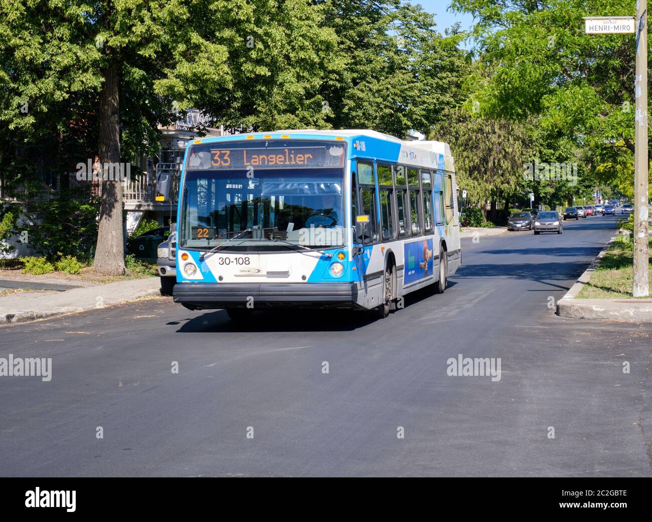 Montreal, Kanada. Juni 15, 2020. Ein Montreal STM Stadtbus, Nummer 33 Langelier, fährt an sonnigen Sommertagen eine Straße entlang Stockfoto