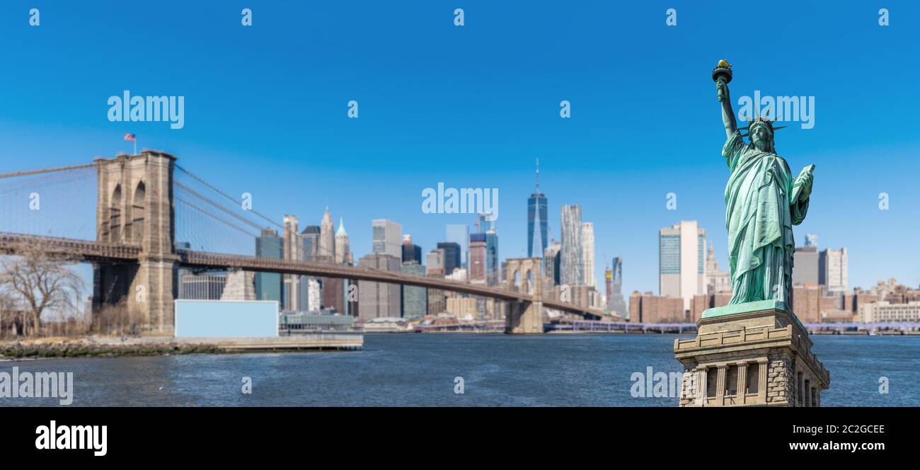 Panorama Freiheitsstatue mit New York Hintergrund der Brooklyn Bridge und Lower Manhattan Wolkenkratzer Building in New York, NY, USA Stockfoto