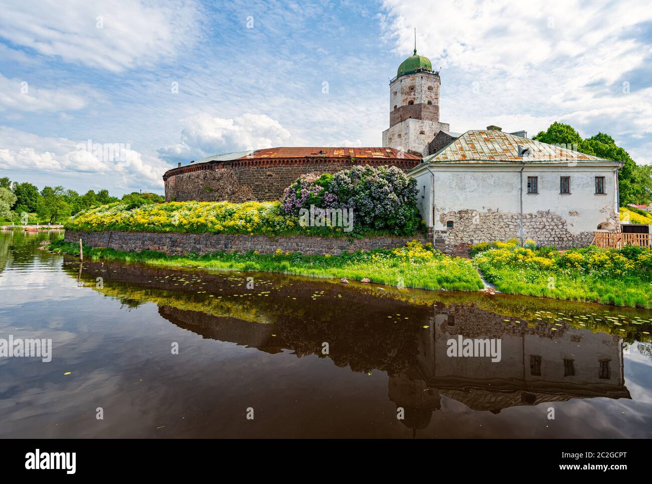 Architektur der alten Stadt Wyborg, Russland, Europa. Sankt Olaf Turm und Wyborg schloss im Sommer Tag. See im Vordergrund und Himmel im Hintergrund Stockfoto