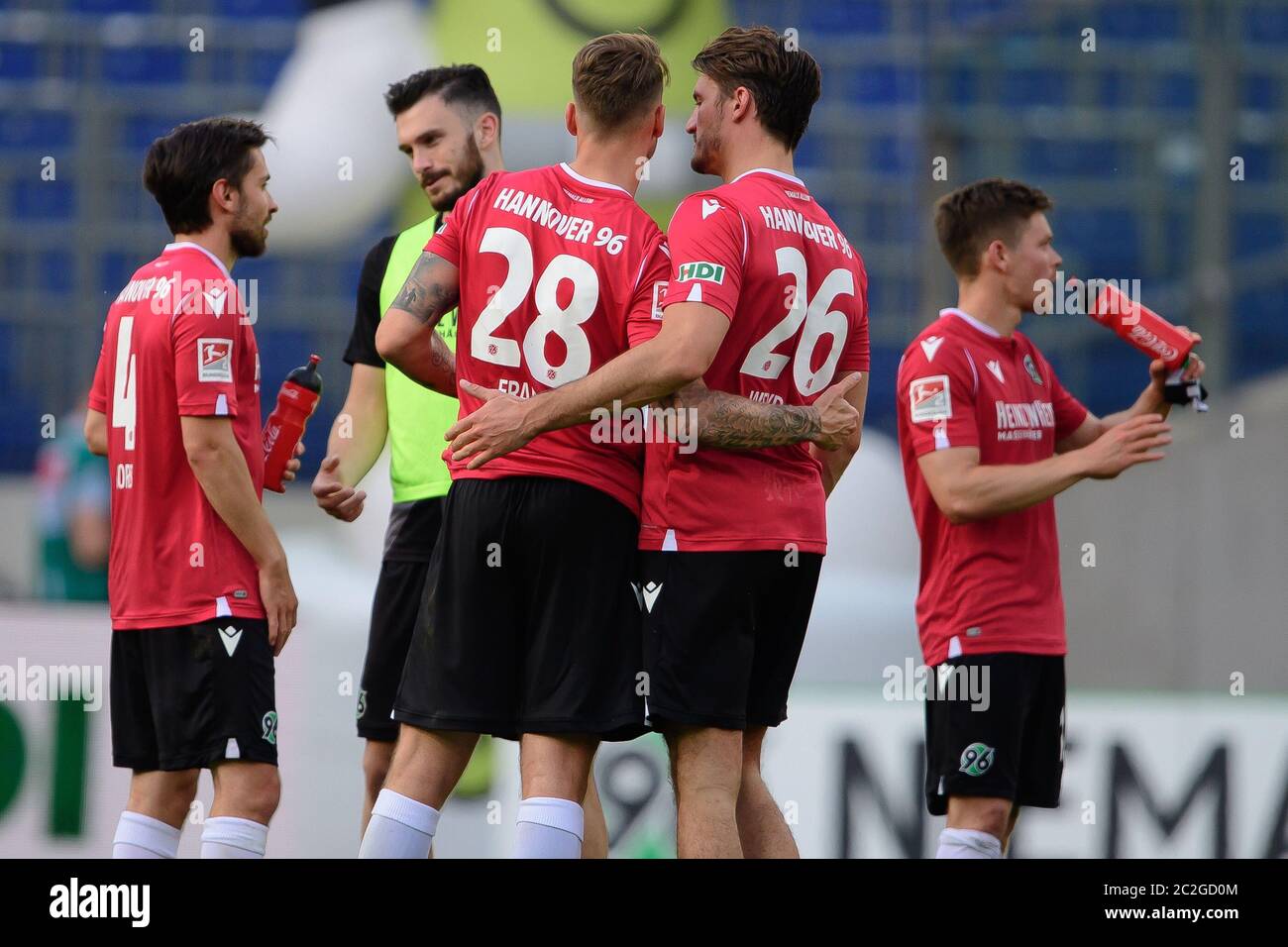 Hannover, Deutschland. Juni 2020. Fußball, 2. Bundesliga, Hannover 96 - FC St. Pauli, 32. Spieltag, HDI-Arena: Hannovers Spieler sind nach dem Spiel auf dem Platz. Quelle: Swen Pförtner/dpa - WICHTIGER HINWEIS: Gemäß den Bestimmungen der DFL Deutsche Fußball Liga und des DFB Deutscher Fußball-Bund ist es untersagt, im Stadion und/oder aus dem Spiel aufgenommene Aufnahmen in Form von Sequenzbildern und/oder videoähnlichen Fotoserien zu nutzen oder auszunutzen./dpa/Alamy Live News Stockfoto