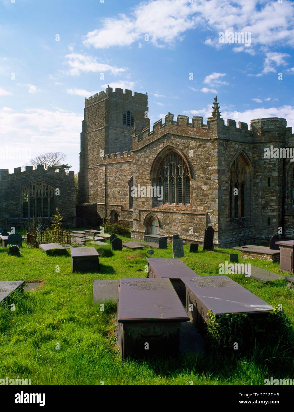 Sehen Sie WNW der St. Beuno's Kirche & seine freistehende C16. Schreinkapelle (Bedd Beuno, hinten L) in Clynnog Fawr, bei Caernarfon, Wales, UK. Bardsey Pilgerroute Stockfoto