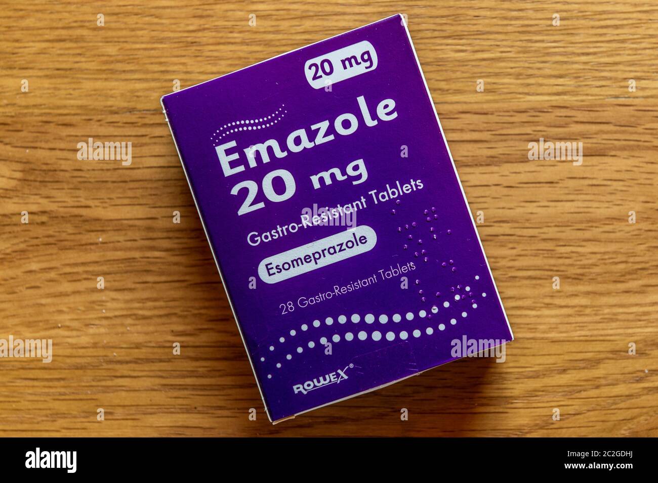 Packung mit 28 Emazol/Esomeprazol 20mg gastroresistenten Tabletten von Rowex. DIES IST EIN BILD, NICHT DAS PRODUKT. Stockfoto