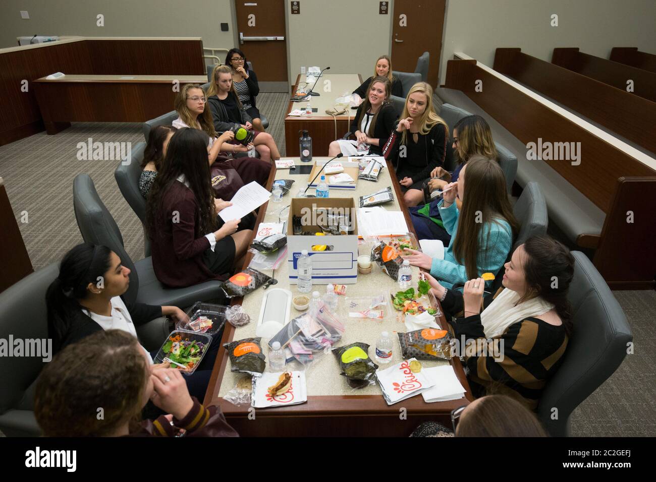 San Marcos, Texas, USA, 27. Februar 2016: Dripping Springs High School Schüler machen eine Mittagspause während eines Scheinprozesses in einem Bezirksgerichtshof, der die Gefahren von Dating-Missbrauch und ungesunden Beziehungen aufzeigt. Die zweistündige Verhandlung dramatisierte Gerichtsverfahren im Zusammenhang mit einer toxischen Beziehung zwischen einem jungen, unverheirateten Paar. © Bob Daemmrich Stockfoto