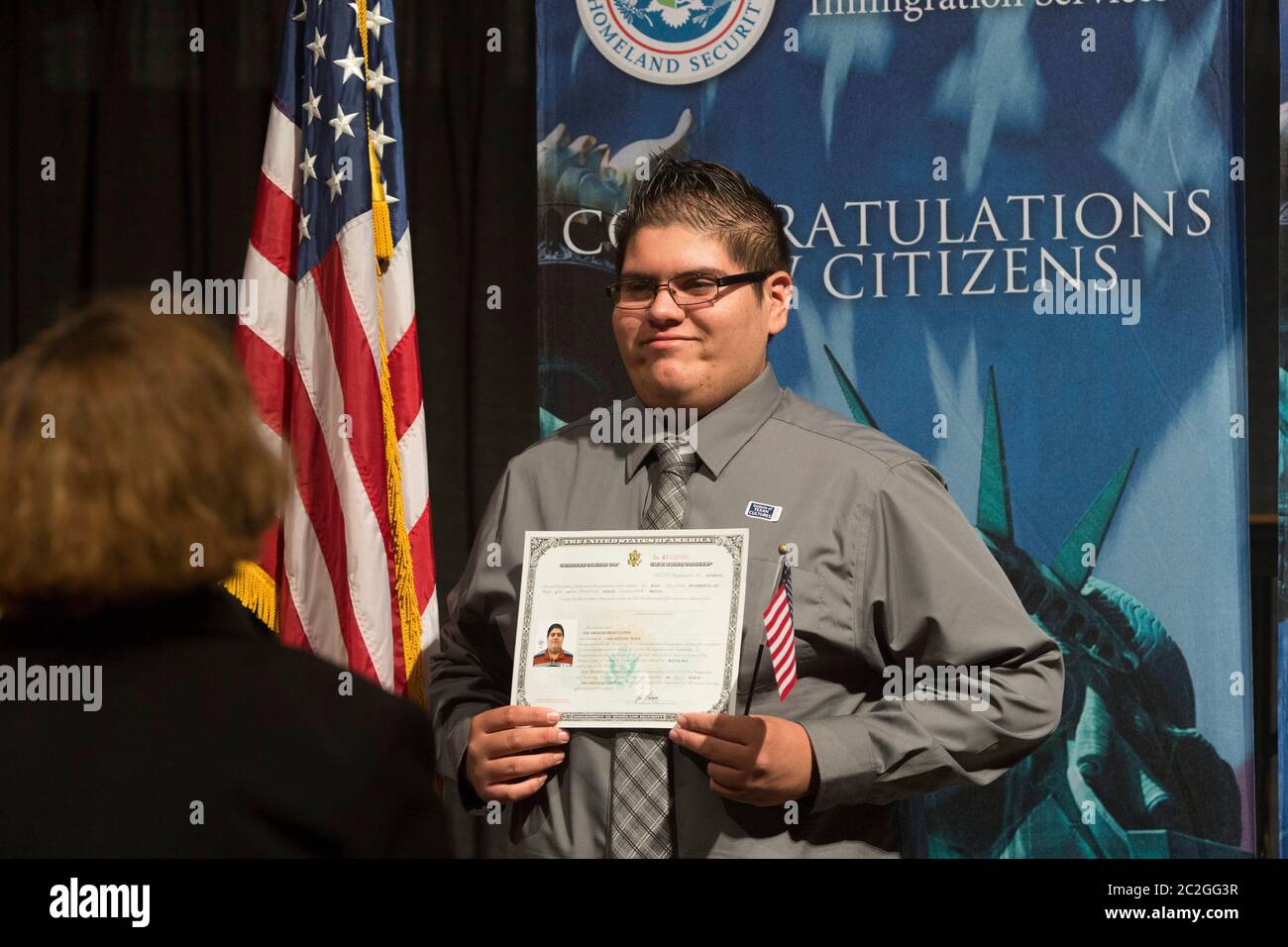 San Antonio Texas, USA, März 25 2016: Neuer US-Bürger posiert mit einem Staatsbürgerschaftszertifikat, nachdem er bei einer Einbürgerungszeremonie am Institute of Texan Cultures am Hemisfair Plaza vereidigt wurde. ©Bob Daemmrich Stockfoto