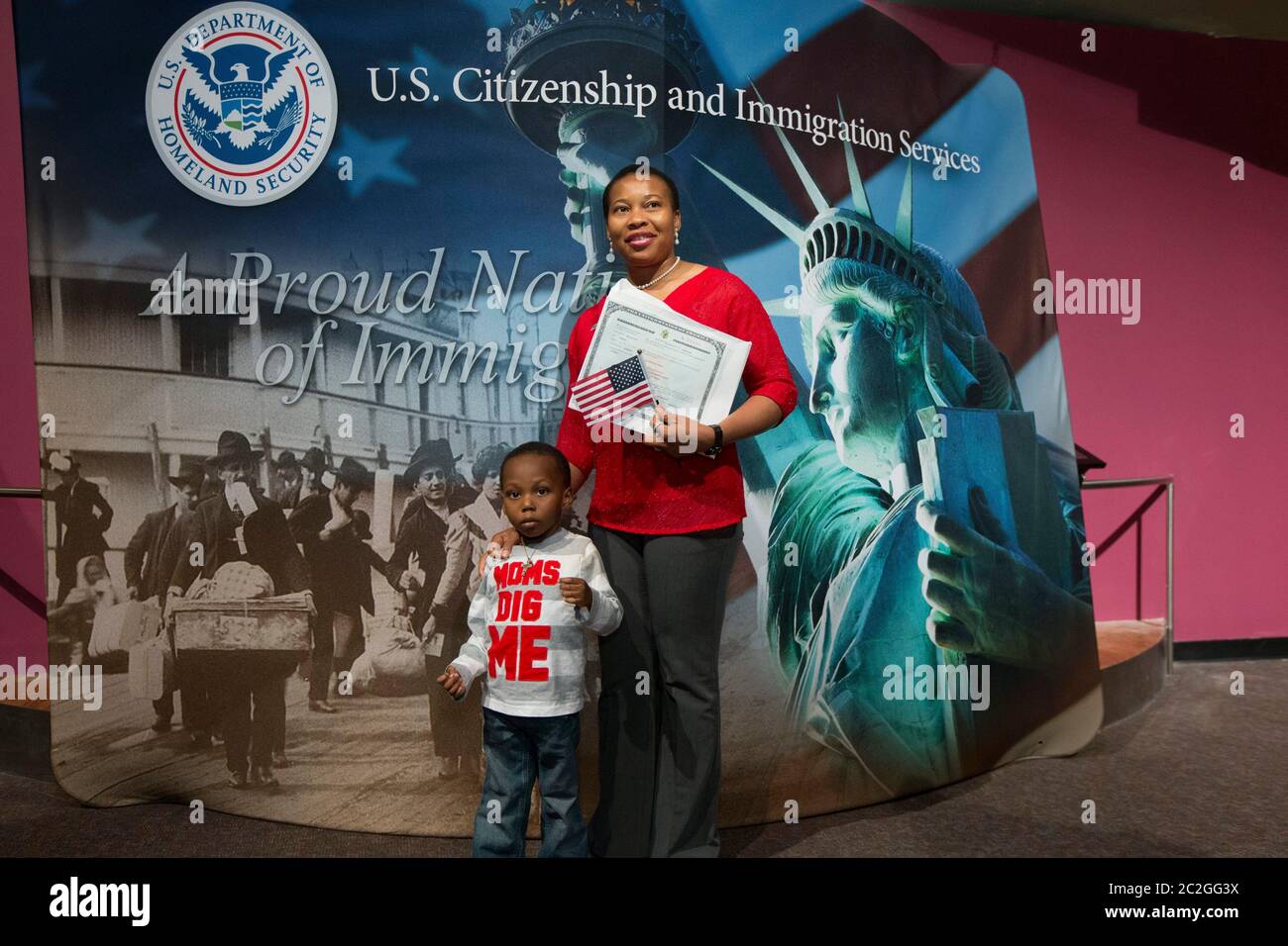 Texas Citizenship Ceremony San Antonio - New United States Bürger werden während einer besonderen Zeremonie am Institut für Texanische Kulturen auf der Hemifair Plaza in der kosmopolitischen Stadt San Antonio vereidigt. Die Gruppe von fast 400 neuen US-Bürgern vertrat über 50 Länder, die Mehrheit stammte aus Mexiko. 2016 © Bob Daemmrich Stockfoto