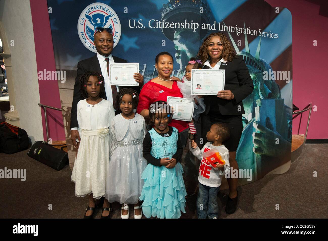 San Antonio Texas, USA, März 25 2016: Neue US-Bürger posieren mit Staatsbürgerschaftszeugnissen und ihren Familien, nachdem sie bei einer Einbürgerungszeremonie am Institute of Texan Cultures am Hemisfair Plaza vereidigt wurden. ©Bob Daemmrich Stockfoto