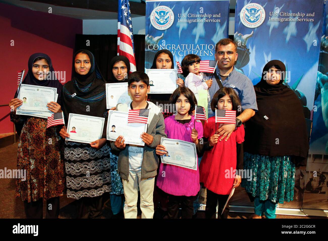 San Antonio Texas, USA, März 25 2016: Neue US-Bürger posieren mit Staatsbürgerschaftszeugnissen und ihren Familien, nachdem sie bei einer Einbürgerungszeremonie am Institute of Texan Cultures am Hemisfair Plaza vereidigt wurden. ©Bob Daemmrich Stockfoto