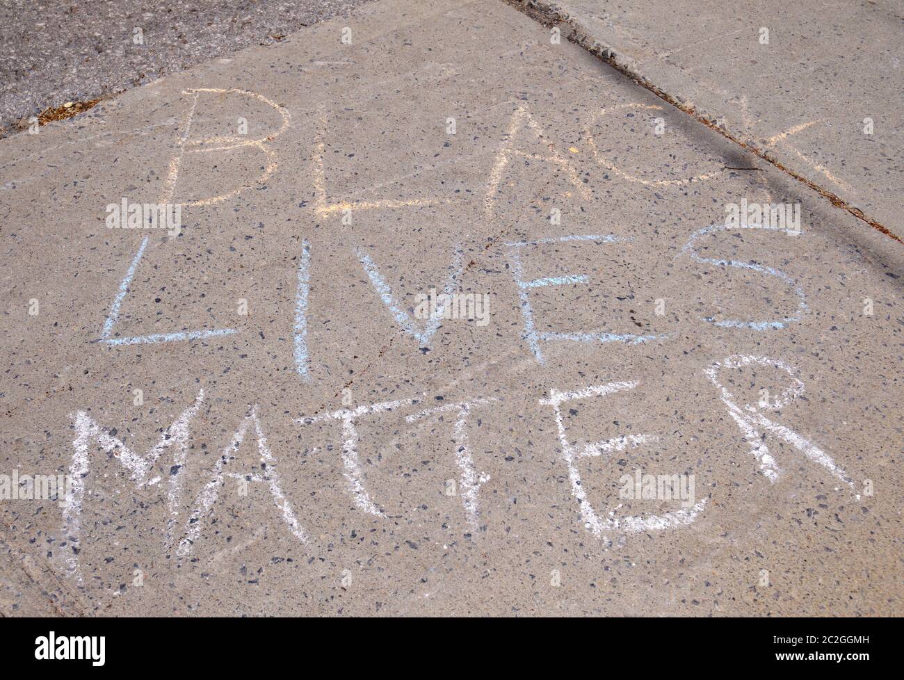 Schwarze Leben Materie geschrieben in Chalk auf einem Bürgersteig in der Glebe-Bereich von Ottawa, Kanada Stockfoto