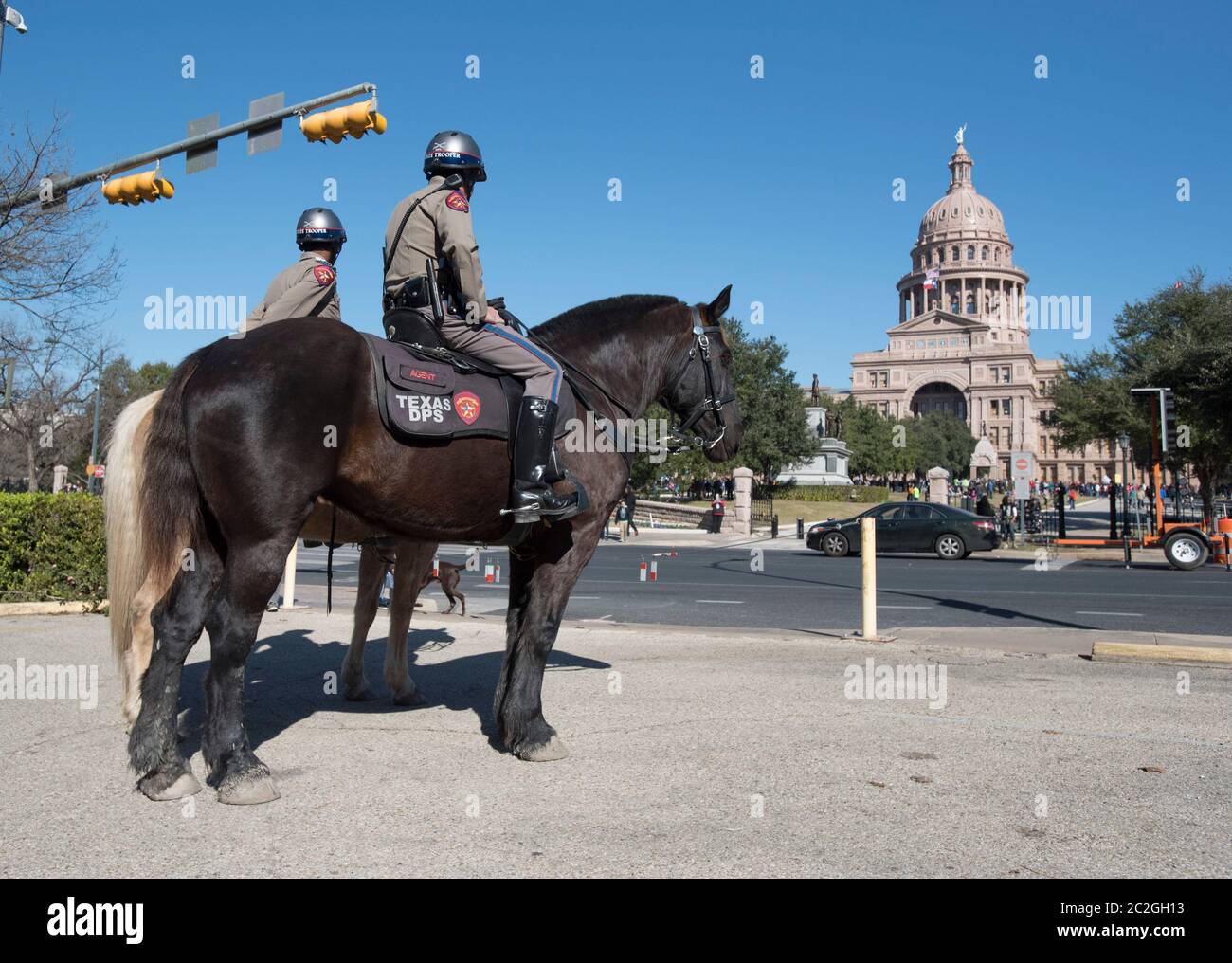Austin, Texas, USA 18. Januar 2016: Beamte des US-Sicherheitsministeriums von Texas patrouillieren in der Nähe des Kapitols von Texas zu Pferd. ©Bob Daemmrich Stockfoto