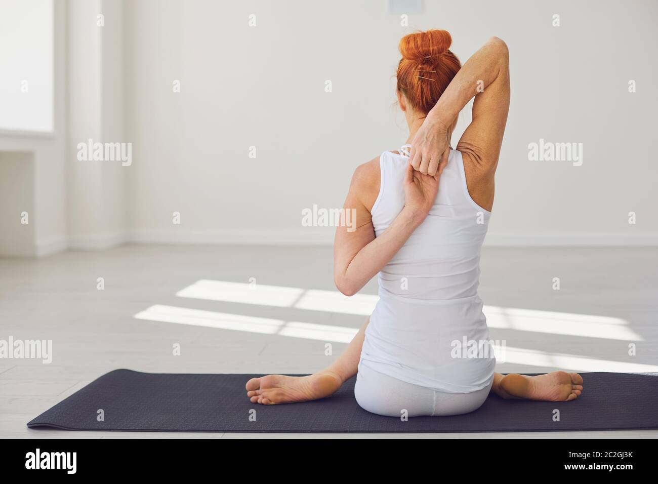 Schlanke Frau Yoga in Kuh Gesicht Pose üben Stockfoto