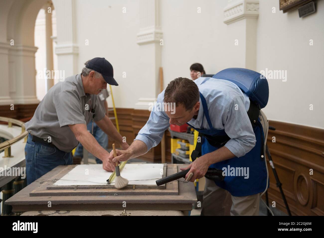 Austin Texas, USA, Mai 3 2016: Mitarbeiter des Texas State Preservation Board (SPB) beginnen den mühsamen Prozess, alle 51 Porträts ehemaliger Gouverneure von Texas zu verschieben, um Platz für das Porträt des texanischen Gouverneurs Rick Perry im Texas Capitol zu schaffen, das in drei Tagen enthüllt wird. ©Bob Daemmrich Stockfoto