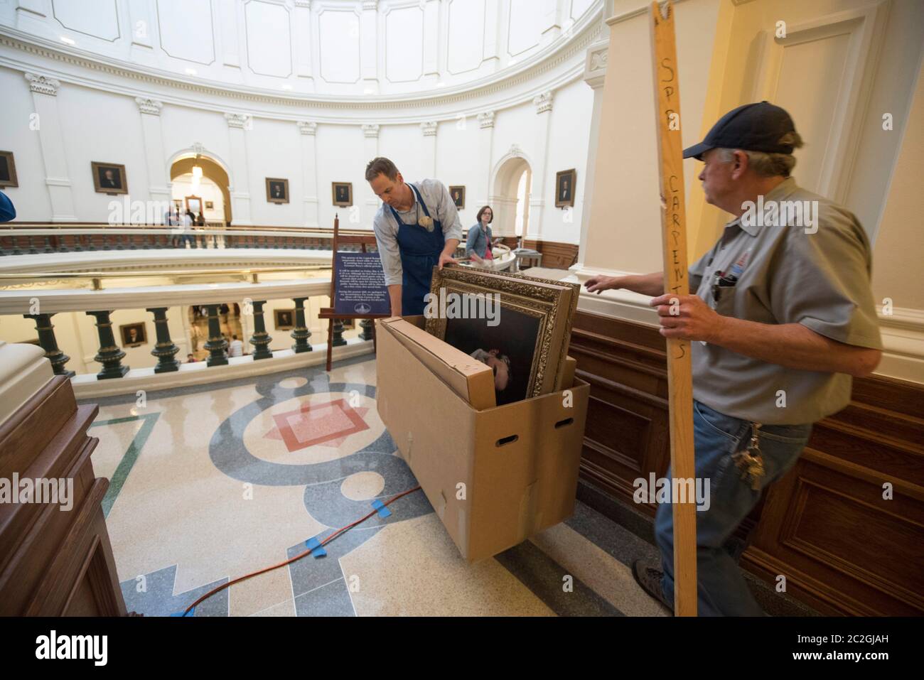 Austin Texas, USA, Mai 3 2016: Mitarbeiter des Texas State Preservation Board (SPB) beginnen den mühsamen Prozess, alle 51 Porträts ehemaliger Gouverneure von Texas zu verschieben, um Platz für das Porträt des texanischen Gouverneurs Rick Perry im Texas Capitol zu schaffen, das in drei Tagen enthüllt wird. ©Bob Daemmrich Stockfoto
