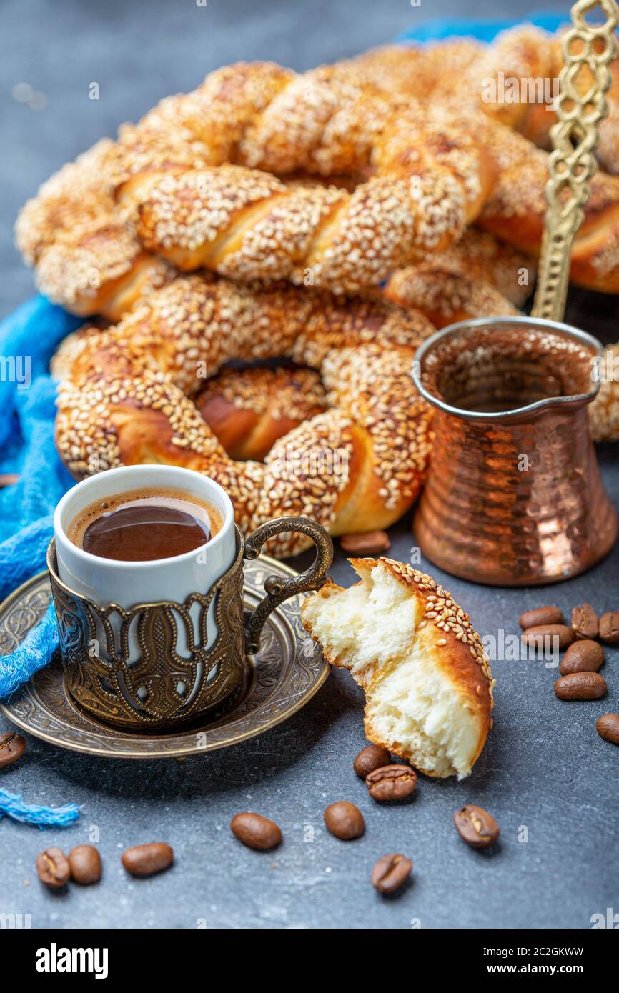 Frische türkische Bagels mit schwarzem Kaffee. Stockfoto