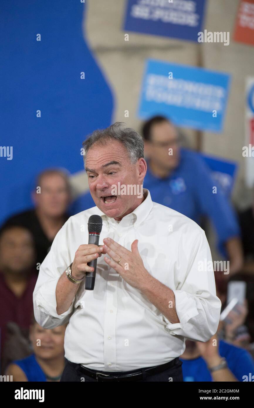 Austin, Texas, USA, 9. August 2016: Sen. Tim Kaine, Kandidat des demokratischen Vizepräsidenten, besucht während seines zweitägigen Spendensammlungs- und Wahlkampfgesprächs durch Texas eine Freiwilligenbank mit Texas-Demokraten. ©Bob Daemmrich Stockfoto