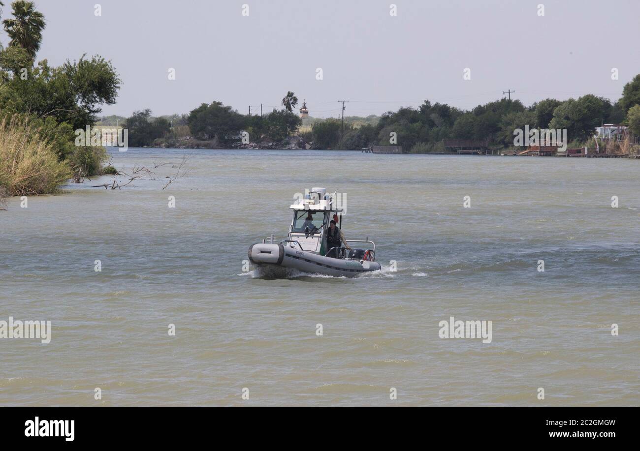 Weslaco, Texas, USA, 12. April 2018: USA Das Grenzpatrouillenboot patrouilliert auf dem Rio Grande River auf der Suche nach illegalen Einwanderern, die von Mexiko in die Vereinigten Staaten überqueren. Der Fluss bildet die internationale Grenze zwischen den beiden Ländern. ©Bob Daemmrich Stockfoto