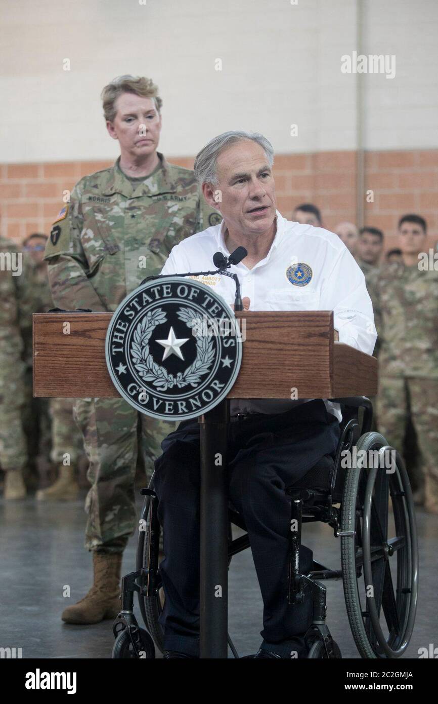 Weslaco, Texas, USA, 12. April 2018: Texas Gov. Greg Abbott spricht mit den Soldaten der Nationalgarde im südlichen Texas, während sie sich auf den Einsatz an der nahe gelegenen Grenze zwischen Texas und Mexiko vorbereiten. Die Soldaten werden eine unterstützende Rolle bei der Bundesgrenzpolizei und den Staatspolizisten spielen, die versuchen, die illegale Einwanderung an der Südgrenze der Vereinigten Staaten einzudämmen. ©Bob Daemmrich Stockfoto