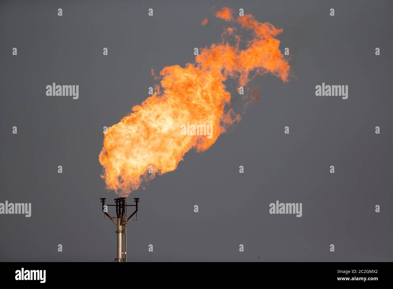 Tilden, Texas 13. April 2018: Eine Gasleitung entlüftet unnötiges Gas aus einem Ölfeld im Eagle Ford Schiefer-Spiel im McMullin County im Süden von Texas. ©Bob Daemmrich Stockfoto