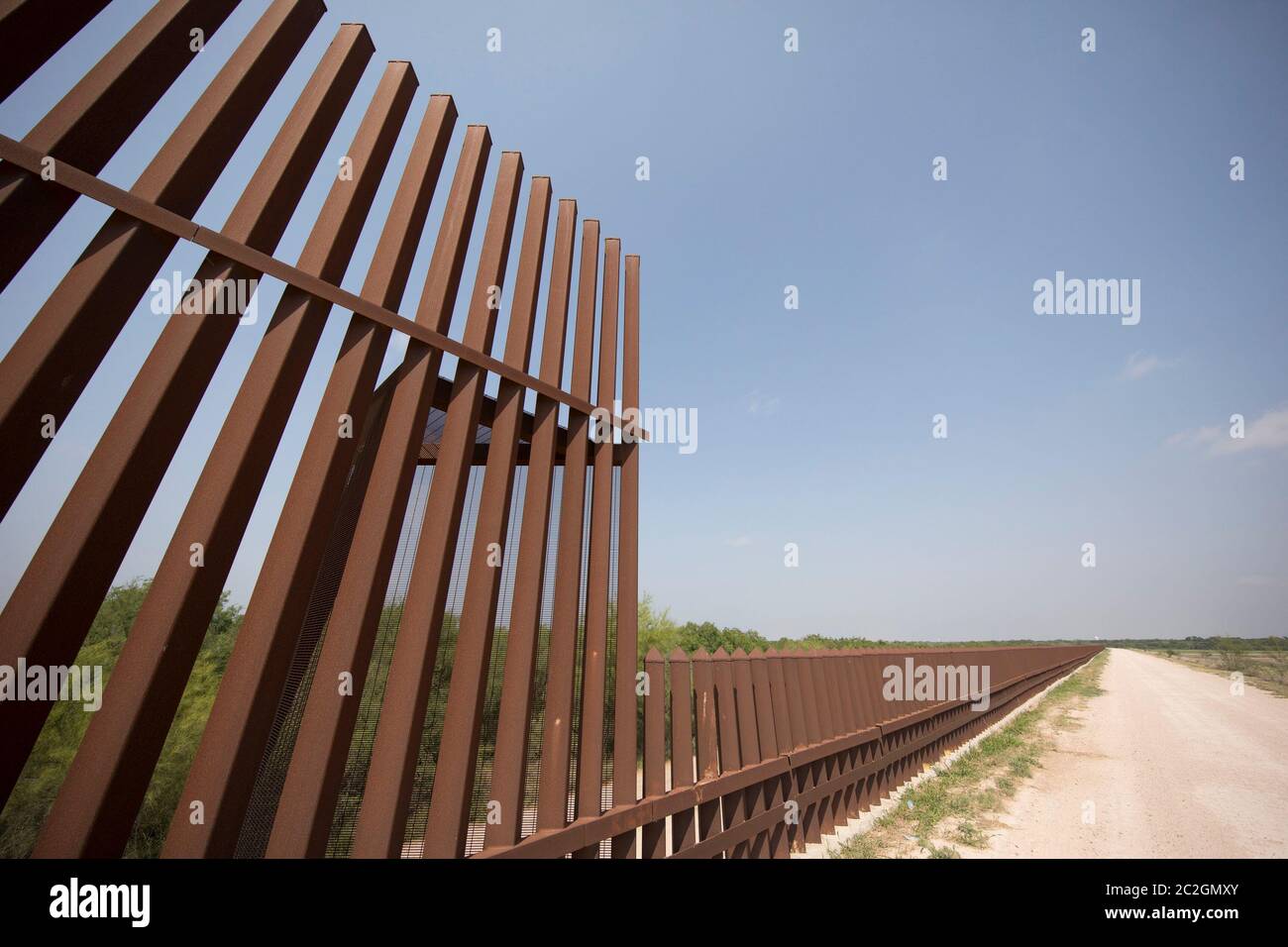 Hidalgo County, Texas 13. April 2018: Ein unvollendeter Teil des Grenzzauns ohne Tor befindet sich am Deich des Rio Grande River im westlichen Hidalgo County auf der texanischen Seite der Grenze zwischen den USA und Mexiko. ©Bob Daemmrich Stockfoto