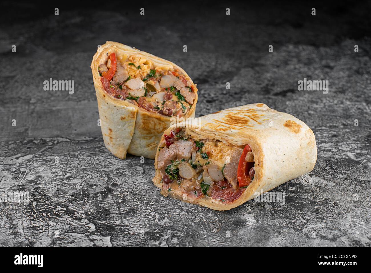 türkische Shawarma mit Huhn und Lamm in Pita Brot, klassische Tortilla Wrap mit gegrilltem Huhn Stockfoto