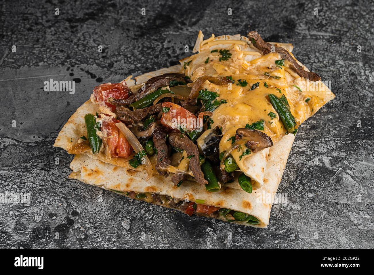 türkische Fast Food - Lamm in Pita Brot, Crunchy Pita mit gegrilltem Gyros Fleisch. Verschiedene Gemüse und Knoblauchsoße Stockfoto