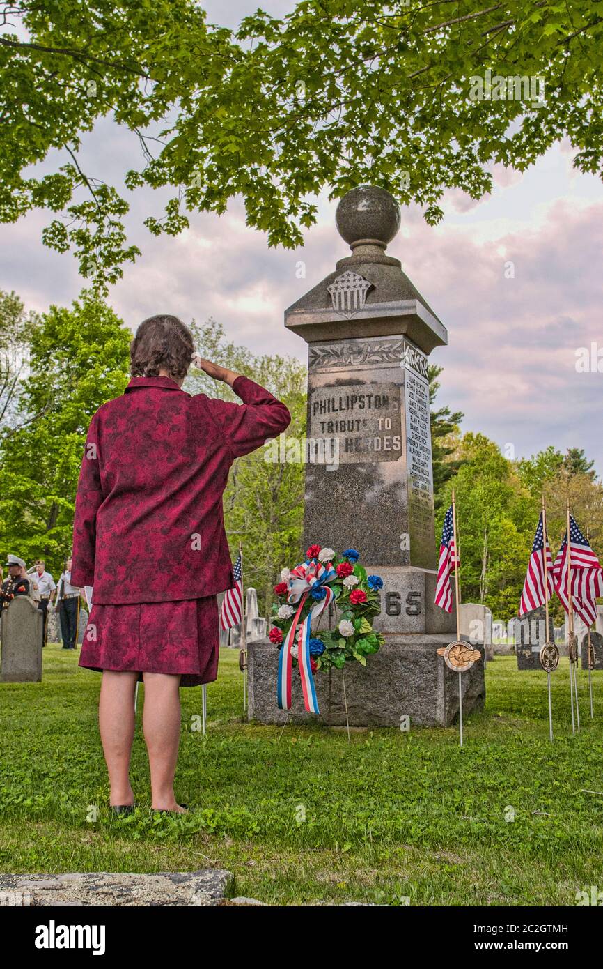 Eine Frau begrüßt das Kriegsdenkmal auf dem Upper Cemetery in Phillipston, Massachusetts Stockfoto