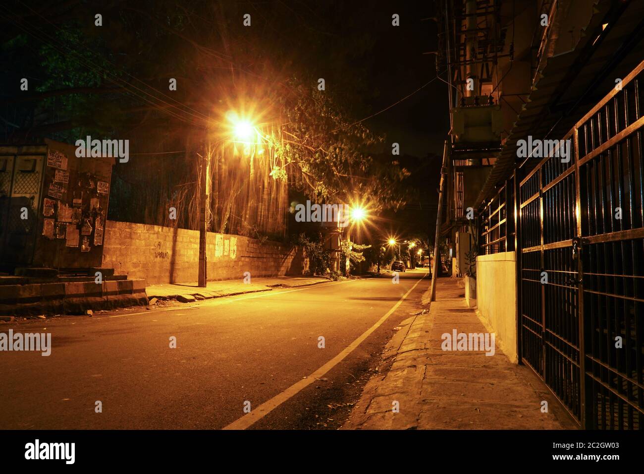 Nächtliche Straßenfotografie in der Stadt Stockfoto